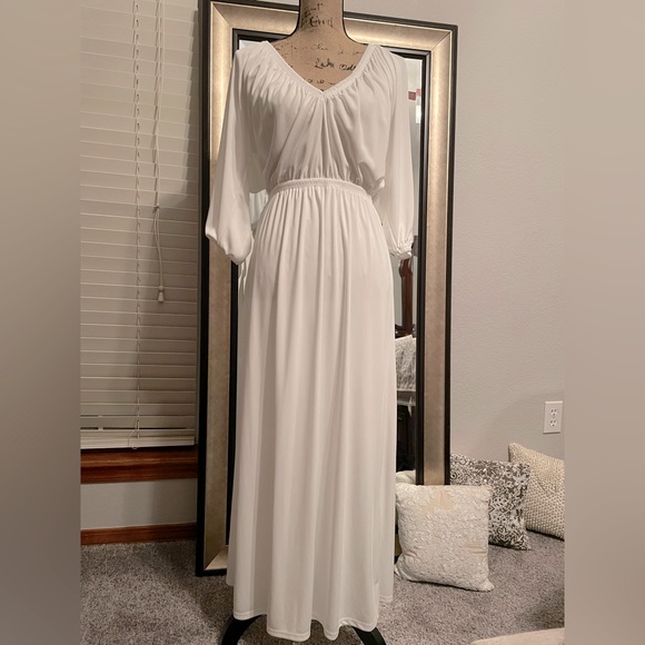 New long dress, in white, size M. - Picture 1 of 2